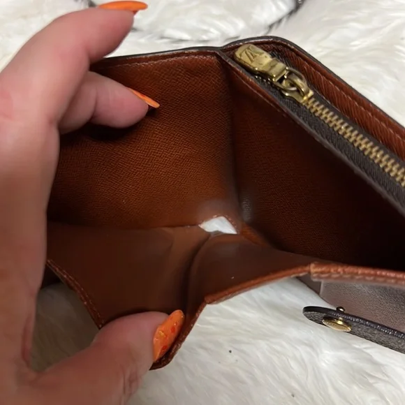 LOUIS VUITTON
LV Monogram Zippy Compact Wallet - Picture 7 of 10